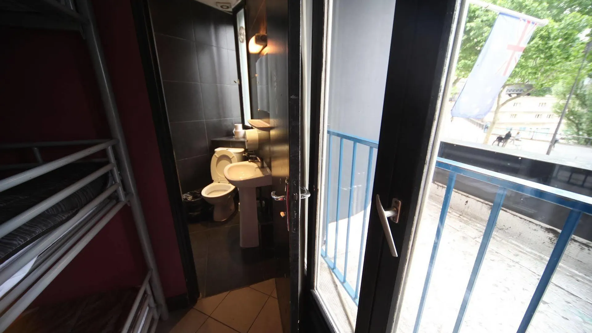 Hostel Peace & Paris